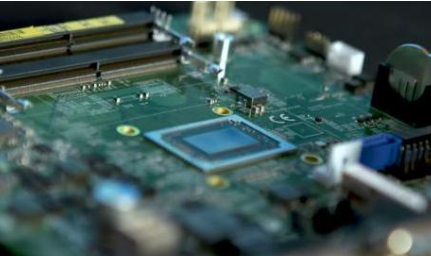 芯片制造設(shè)備國產(chǎn)光刻機(jī)與荷蘭光刻機(jī)差在哪？